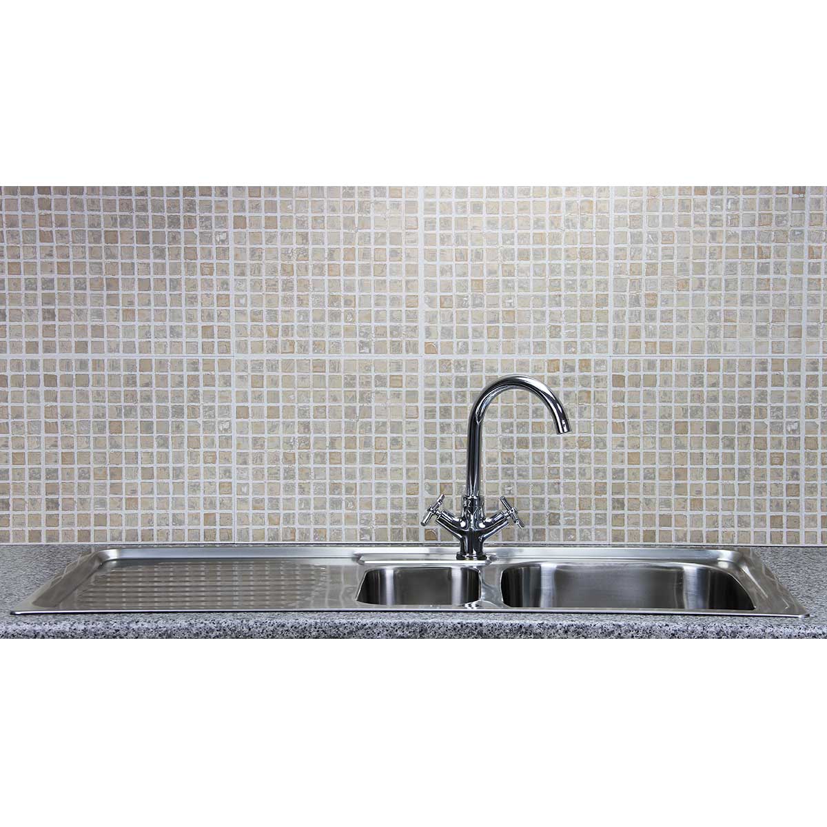 Hochwertige Edelstahl-Küchenspüle mit zwei Becken und glänzender Victoria-Armatur vor einer modernen, hellen Fliesenwand