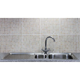 Hochwertige Edelstahl-Küchenspüle mit zwei Becken und glänzender Victoria-Armatur vor einer modernen, hellen Fliesenwand
