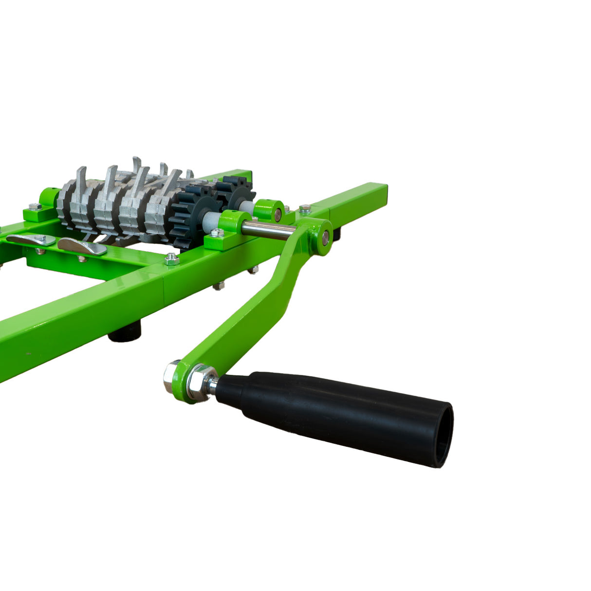 Tragbarer Obstzerkleinerer mit Kurbel in leuchtendem Grün, robustem Metall und schwarzem Griff, ideal für die Zerkleinerung von Obst