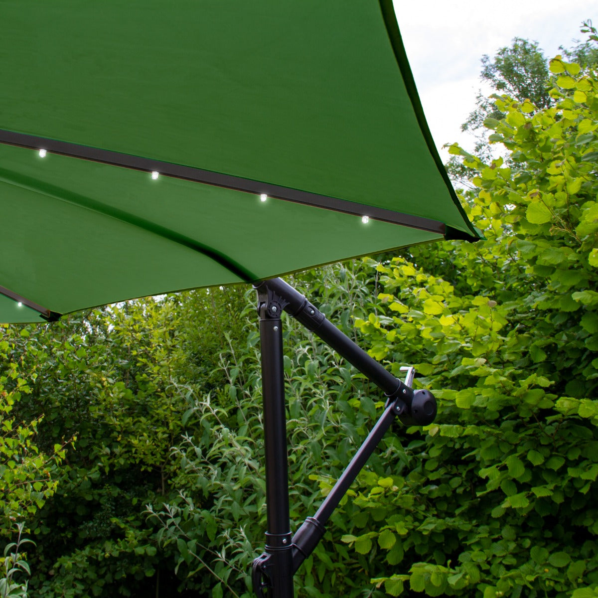 300cm LED Ampelschirm Sonnenschirm mit fächerförmigem Sockel - Grün