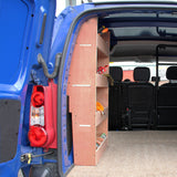 Blauer Citroen Berlingo mit Holzregalsystem zur Weizen-Transporter-Auskleidung, ausgestattet mit Werkzeughaltern und robustem Teppichboden