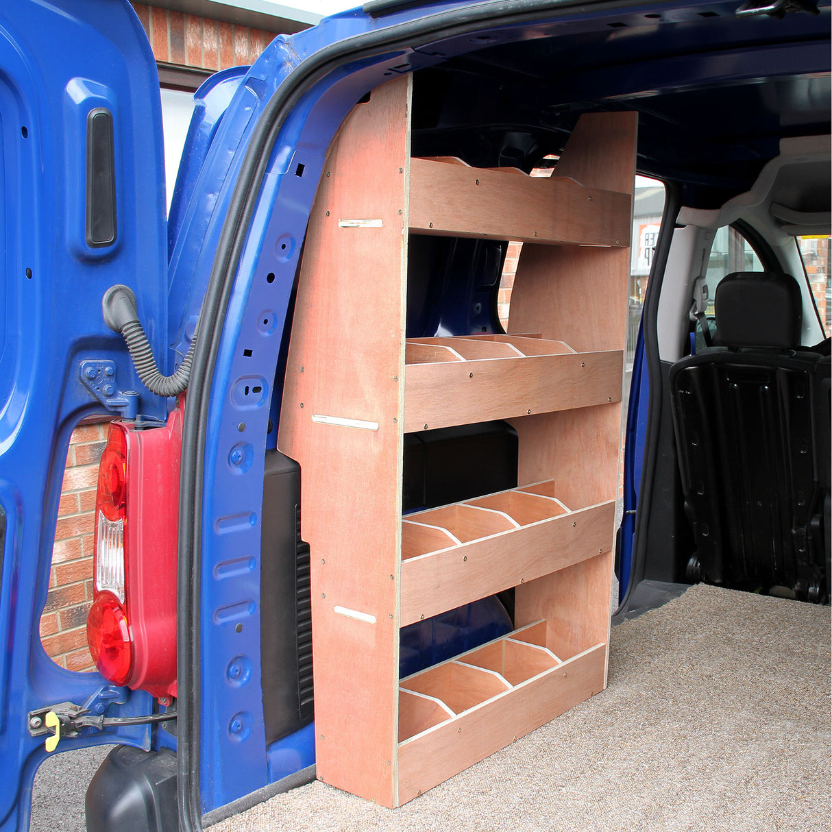 Holzregalsystem in einem blauen Citroen Berlingo, mit drei offenen Fächern zur Aufbewahrung von Weizen und anderen Materialien, robust und funktional