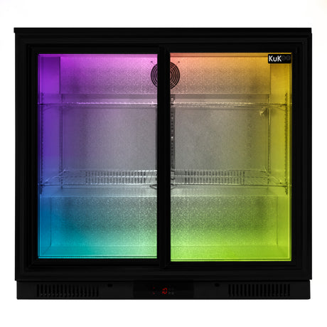 Schwarzer Kühlschrank mit Doppelschiebetüren, beleuchtet in bunten Farben, transparenten Regalen und modernem Design für die Bar