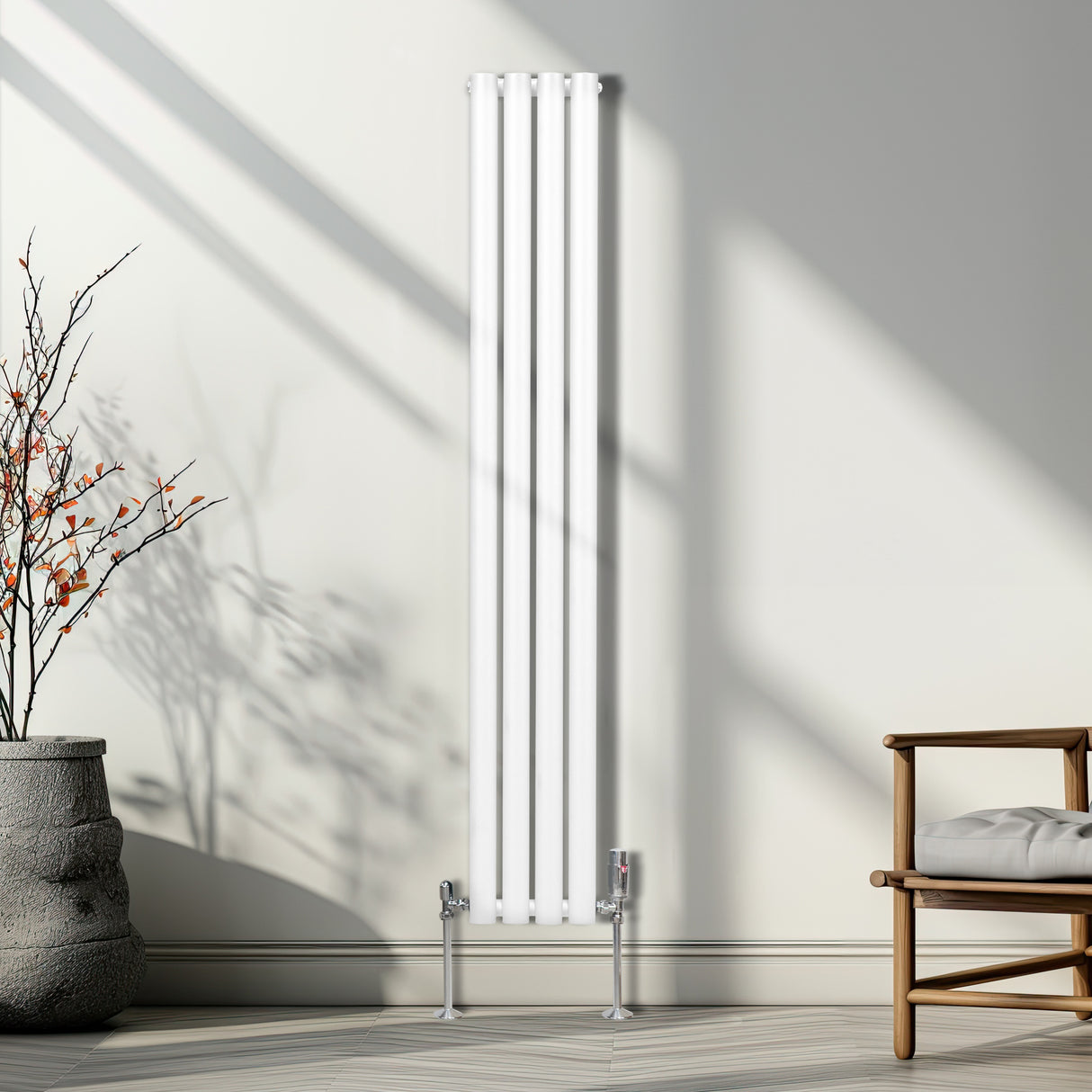Elegante Chrom-Thermostatventile an einem modernen, weißen Heizkörper, der in einem hellen Raum mit sanften Schatten und minimalistischer Einrichtung steht