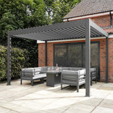 Anthrazitfarbene Aluminium-Pergola mit LED-Beleuchtung, 3 m x 3 m, umgeben von modernen grauen Sofas und einem eleganten Tisch auf einem gepflasterten Boden