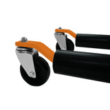 Schwarze hydraulische Positionierungsschlitten mit orangefarbenen Griffen und robusten, gummierten Rollen für einfache Mobilität und Stabilität
