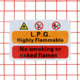 Warnschild mit rotem Gitterhintergrund, orange und schwarzer Schrift, weist auf die Gefahren von LPG hin, keine offenen Flammen oder Rauchen erlaubt