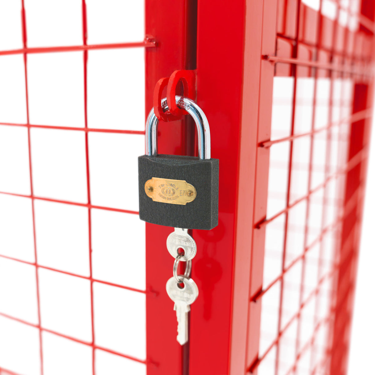 Roter, zusammenklappbarer Gasflaschenschrank mit stabilen Gitterwänden, verschlossen mit einem schwarzen Vorhängeschloss und Schlüssel, ideal für sichere Lagerung
