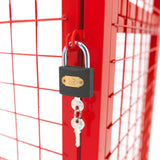 Roter, zusammenklappbarer Drahtkäfig mit stabiler Struktur, verschlossen mit einem schwarzen Vorhängeschloss und einem Schlüssel, ideal für sichere Aufbewahrung