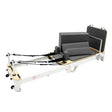 Pilates Reformer Maschine aus Aluminium mit grauem Polster, verstellbaren Seilen und stabiler Struktur für effektives Training