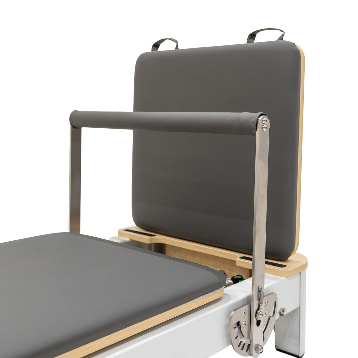 Pilates Reformer Maschine aus Aluminium mit grauem Polster, verstellbarem Rücken und stabilen Griffen für effektives Training