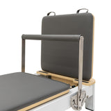 Pilates Reformer Maschine aus Aluminium mit grauem Polster, verstellbarem Rücken und stabilen Griffen für effektives Training