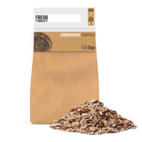 Eichenholzchips in brauner Verpackung, ideal für Grillen und Räuchern, mit einer natürlichen, grobkörnigen Textur und einem warmen, holzigen Farbton