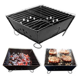 Tragbarer Grill aus robustem Metall mit Eichenholzchips, quadratischer Form, verchromtem Grillrost und rauchenden Grillgutstücken in lebendigen Farben