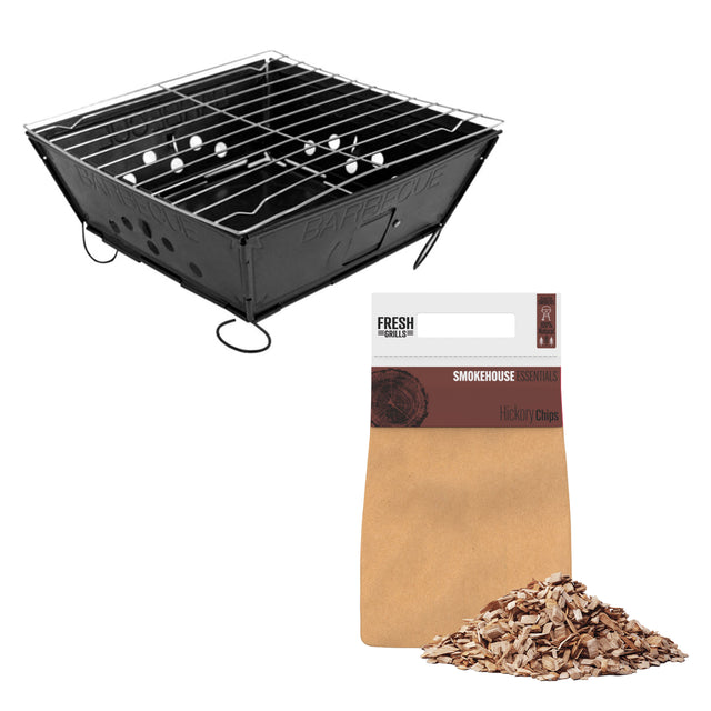 Tragbarer Grill aus robustem Metall in Schwarz mit verchromtem Grillrost und einer Packung Hickory-Holzchips für intensives Raucharoma
