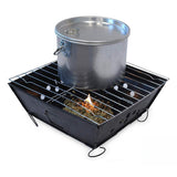 Tragbarer Grill aus schwarzem Metall mit hölzernen Grillrosten, darauf ein silberner Topf, der über Hickory-Holzchips kocht und raucht