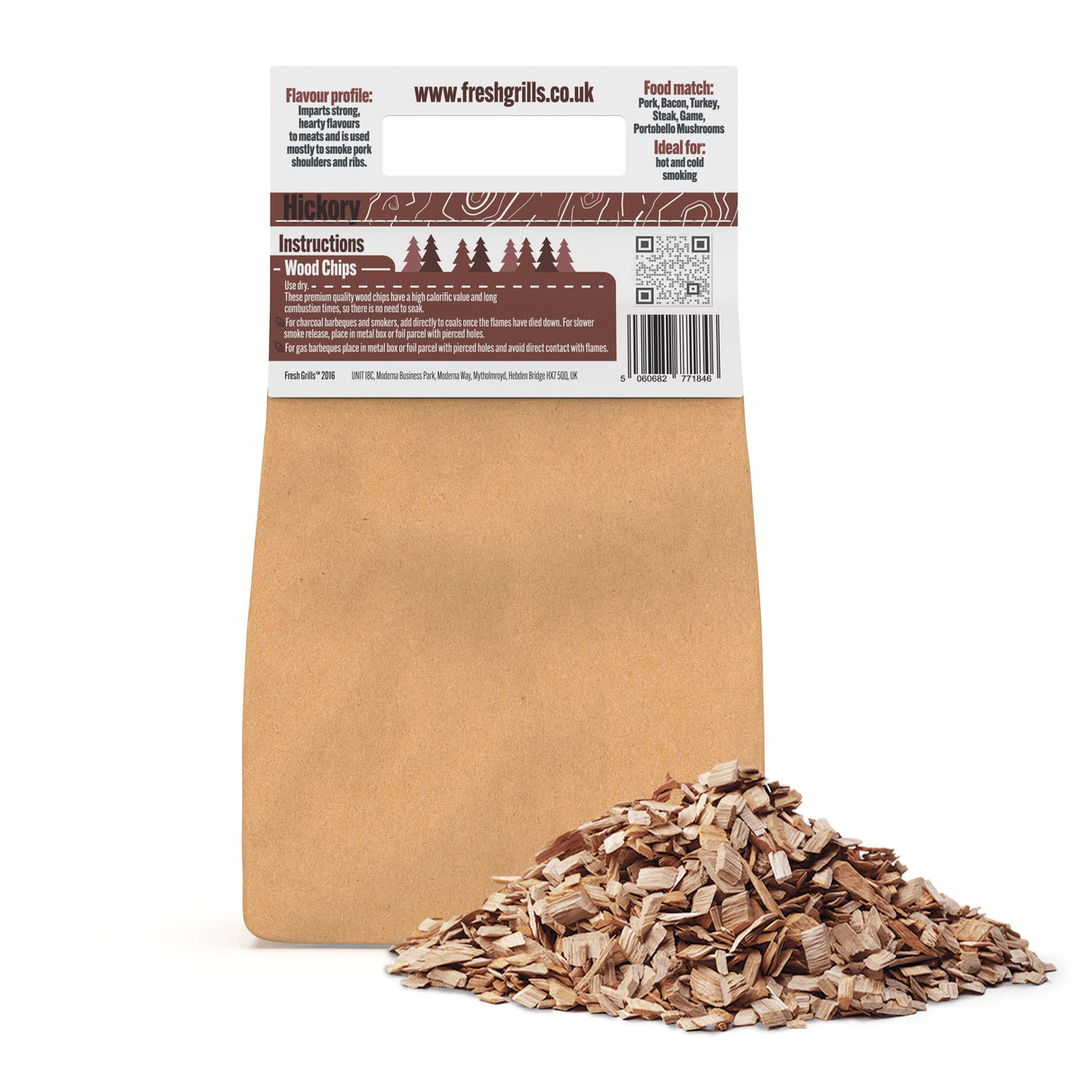 Hickory-Holzchips in einer braunen Papiertüte, mit einer großzügigen Menge losem Holzchips auf einem weißen Hintergrund, ideal für Grillgerichte