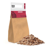 Kirschholz-Holzchips in brauner Papiertüte, mit einer großen Menge feiner, hellbrauner Späne, ideal für aromatisches Grillen und Räuchern