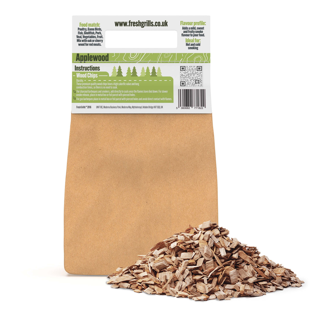 Apfelholz-Holzchips in brauner Verpackung, mit einer kleinen Menge Holzspänen auf einem weißen Hintergrund, ideal für Grillgerichte und Räuchern