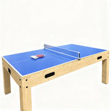 Blauer Tisch mit hellen Holzbeinen, ausgestattet mit einem Netz für Tischtennis und zwei Schlägern, ideal für Spiel und Stauraum