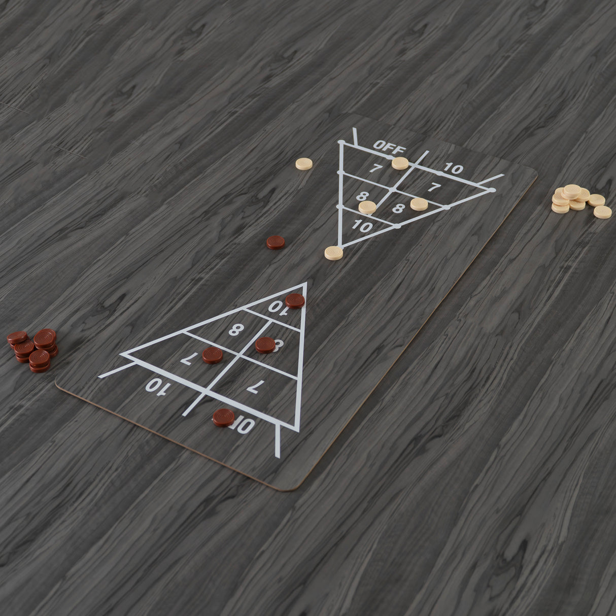 Grau gefärbter Spieltisch mit zwei Dreiecken, weißen Linien und bunten Spielsteinen in rot und beige auf einer dunklen Holzoberfläche