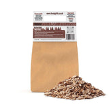 Hickory-Räucherholzstücke in einer braunen Verpackung, mit einer lockeren Ansammlung von kleinen, hellbraunen Holzstücken auf einem weißen Hintergrund
