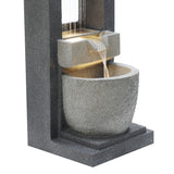 Elegantes elektrisches Wasserspiel mit Kaskadenquellen, aus grauem Stein, sanft fließendes Wasser, moderne Form und glatte Oberflächen