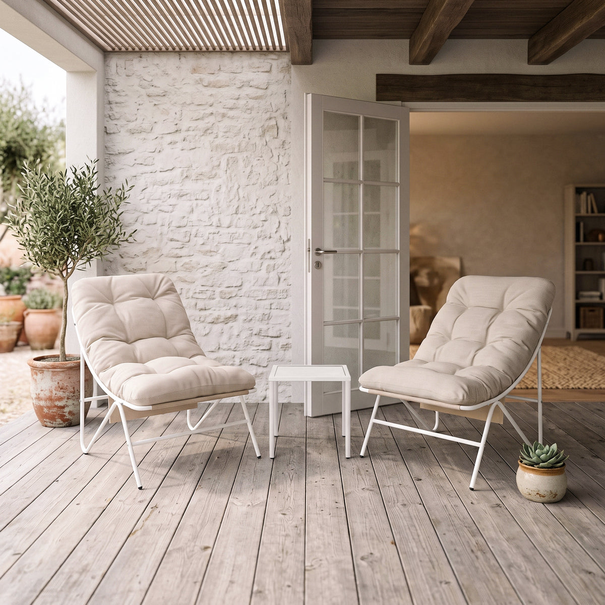 Drei-teiliges Bistro-Set in Creme mit zwei gepolsterten Sesseln und einem kleinen Tisch, ideal für gemütliche Außenbereiche