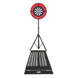 Dartspiel mit LED-Ringlicht auf einem stabilen Stativ, umgeben von einem schwarzen Teppich mit Punktzahlen und einem klassischen Dartscheiben-Design