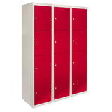 Vier rote Metall-Lagerschränke mit jeweils zwei Türen, flach verpackt, in einem modernen, minimalistischen Design mit glatter Oberfläche und stabiler Konstruktion
