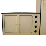 Schwarze Transporterverkleidung mit Camperküche, aus Holz mit glatter Oberfläche, zwei Türen und runden Ausschnitten für eine moderne, funktionale Gestaltung