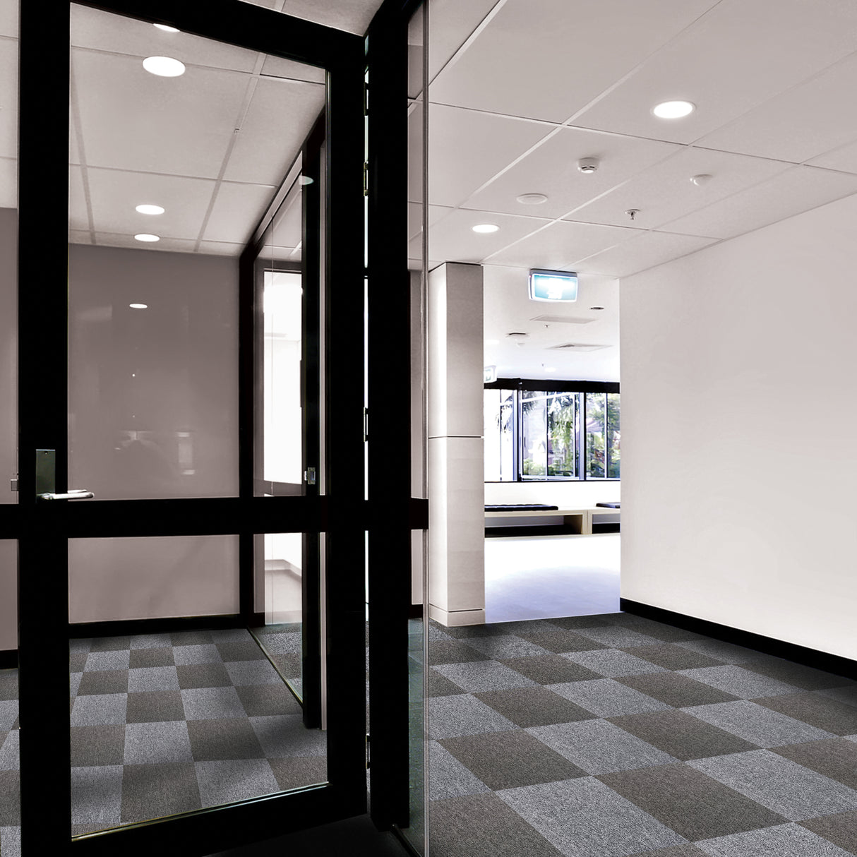 Teppichfliesen in Anthrazitgrau, quadratische Muster, weiche Textur, ideal für Büros oder Wohnräume, schaffen eine moderne und elegante Atmosphäre