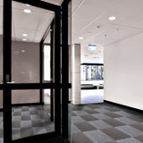 Teppichfliesen in Anthrazitgrau, quadratische Muster, weiche Textur, ideal für Büros oder Wohnräume, schaffen eine moderne und elegante Atmosphäre