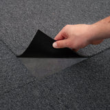 Anthrazitfarbene Teppichfliesen in einem modernen Design, handlich zum Verlegen, mit einer strukturierten Oberfläche und rutschfester Unterseite