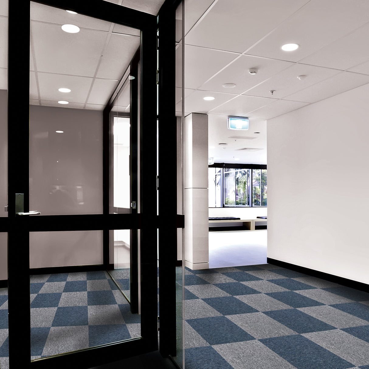 Teppichfliesen in Sturmblau mit quadratischen Mustern, die einen modernen, eleganten Look in einem hellen Raum mit großen Fenstern schaffen