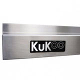 Robuste, glänzende Edelstahlablage mit KuKOO-Logo, ideal für Catering, mit glatter Oberfläche und stabiler Konstruktion für optimale Nutzung