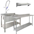 Gewerbespüle aus Edelstahl mit Vorspülhahn, 1,8 m lang, ergänzt durch zwei Wandregale, ideal für Gastronomieküchen, robust und funktional