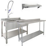 Gewerbespüle aus Edelstahl mit Vorspülhahn, 1,8 m lang, ergänzt durch zwei Wandregale, ideal für Gastronomieküchen, robust und funktional