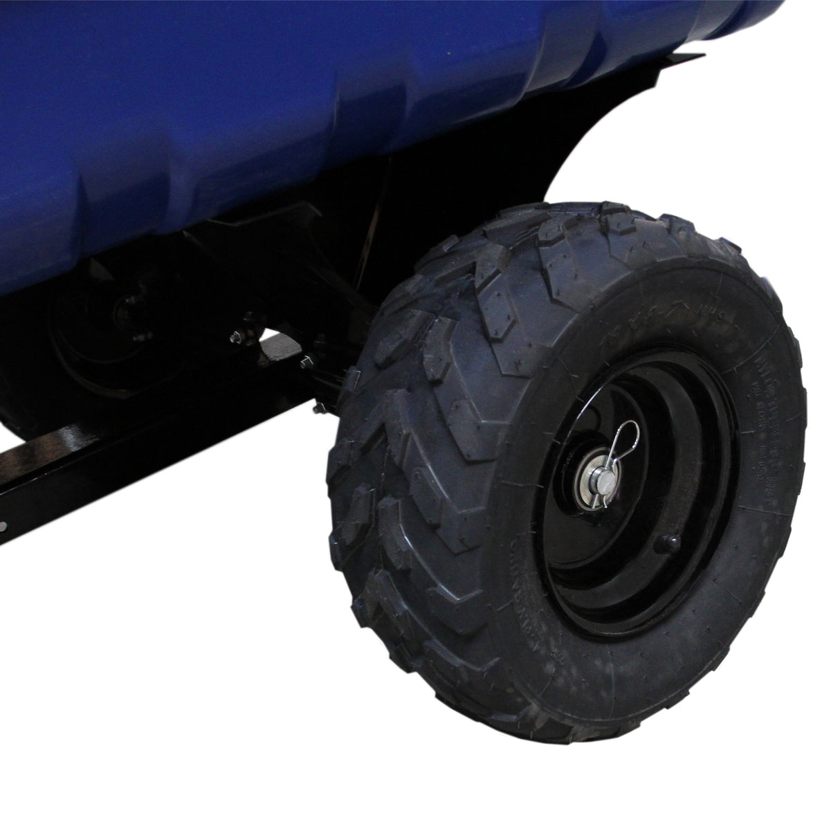 Robuster Geländereifen für T-Mech ATV-Anhänger, schwarz mit tiefem Profil, ideal für unebene Terrainbedingungen und optimale Traktion