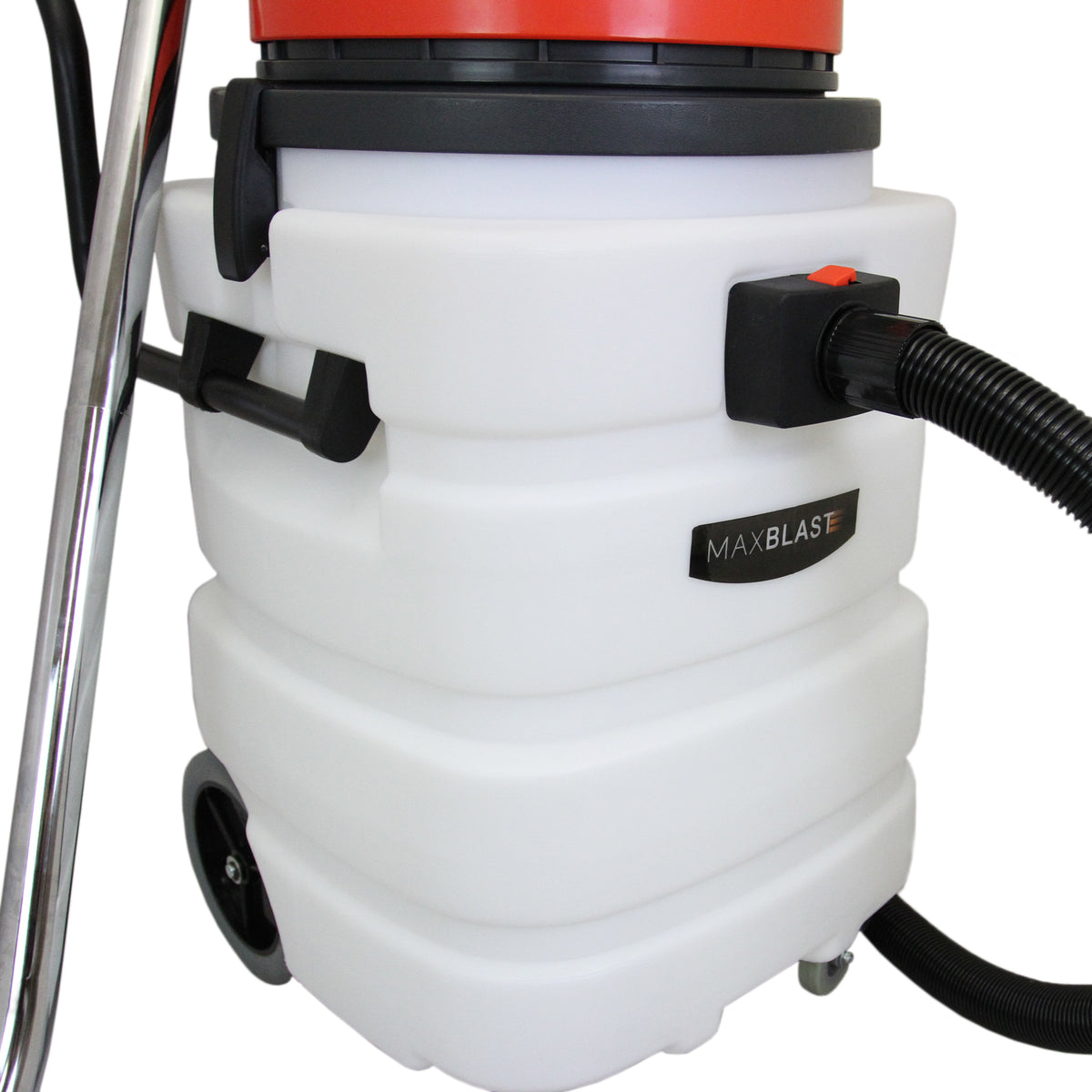 Der Maxblast 90L Industriesauger in Weiß mit rotem Deckel, robustem Kunststoff, einem flexiblen Schlauch und stabilen Rädern für einfache Mobilität