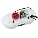 Weißer 60-Liter-Sprühgerät mit rotem Deckel, Pumpe und Schlauch, ideal für Offroad-ATV-Anhänger, robust und langlebig für vielseitige Anwendungen
