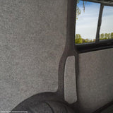 Rauchgraue Transporterverkleidung aus strapazierfähigem Material, passend für VW Caddy, mit glatter Textur und nahtlosem Design für optimalen Schutz