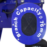 Blauer Aufkleber mit weißem Text "Branch Capacity 76 mm" auf einem Holzhäcksler, der die maximale Astgröße angibt, mit robustem Gehäuse und klarer Lesbarkeit