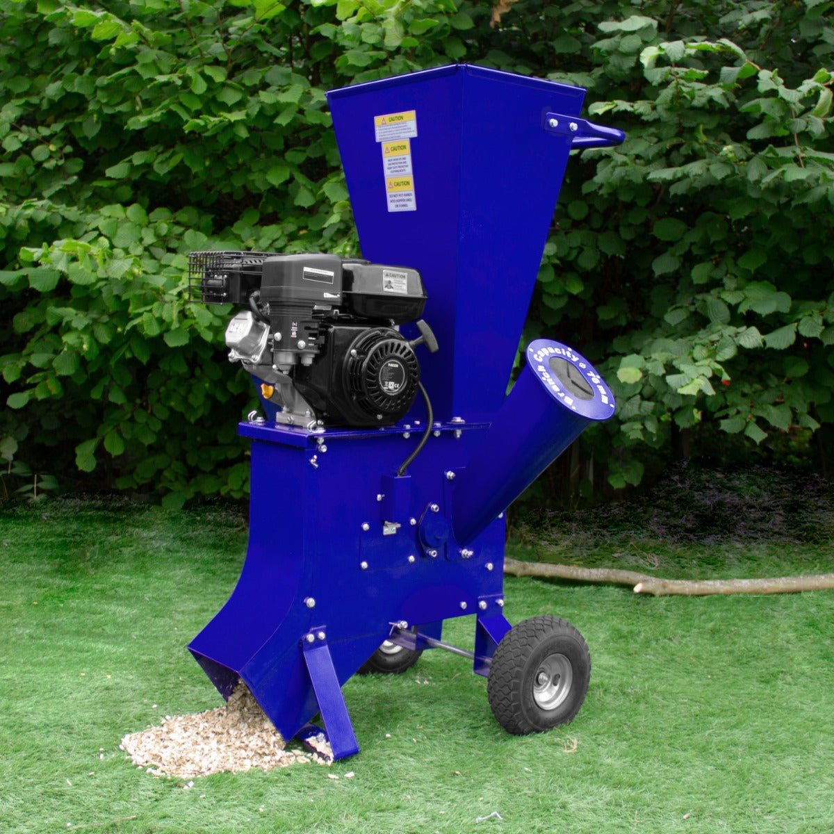 Blauer 15-PS-Holzhäcksler mit robustem Motor, großer Einfüllöffnung und stabilen Rädern, ideal für Gartenabfälle und Holzverarbeitung