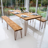 Eleganter Esstisch mit vier 71 cm hohen Haarnadelbeinen aus Metall, kombiniert mit einer Holzplatte und einer minimalistischen Bank, ideal für moderne Räume