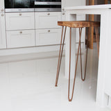 Vier 71 cm hohe Hairpin Legs aus Metall mit zwei Streben, rustikaler Holzplatte, ideal für moderne Möbel und DIY-Projekte in hellen Küchen