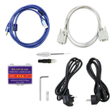 Verschiedene Kabel und Zubehörteile für den Vinylschneider, darunter USB-Kabel, Netzadapter und Klingen, alle in unterschiedlichen Farben und Materialien