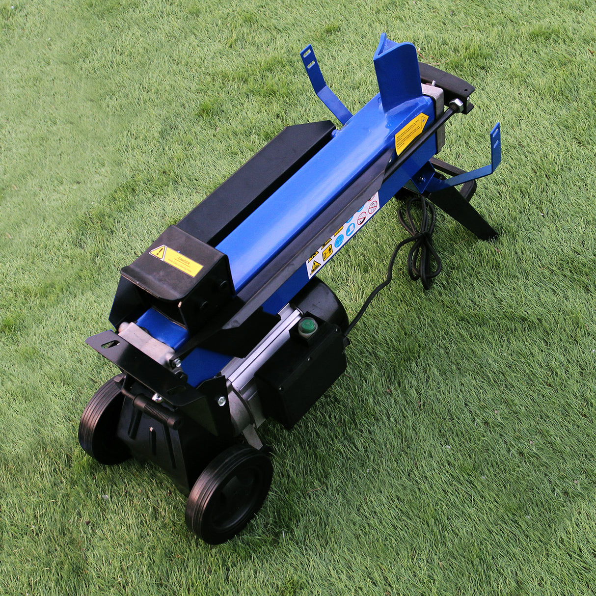 Blauer T-Mech Holzspalter mit robustem Gehäuse, großen Rädern und einem leistungsstarken Motor, ideal für effizientes Holzspalten im Garten