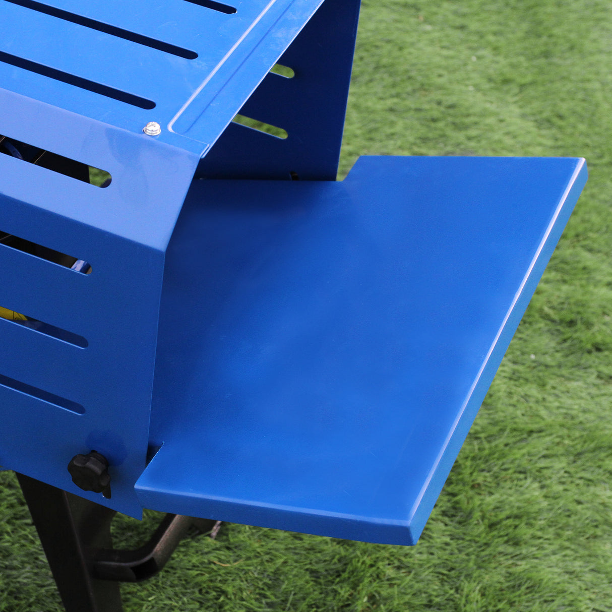 Blauer Holzspalter mit stabiler Arbeitsfläche, strukturiertem Metall und ergonomischem Design, ideal für effizientes Holzspalten im Garten