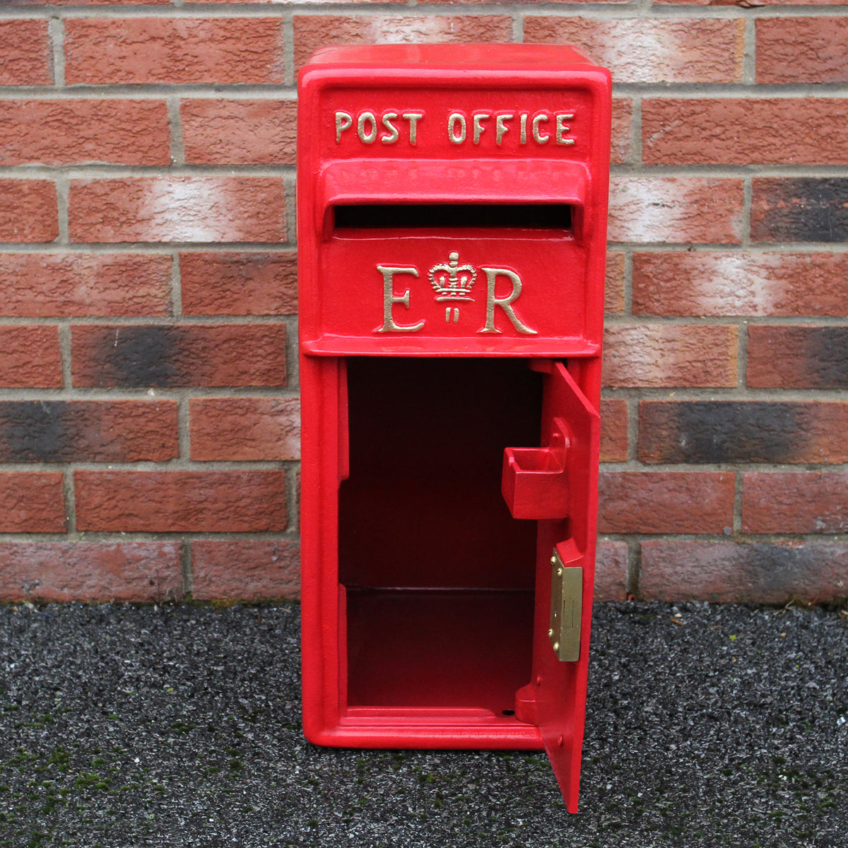 Roter Briefkasten im englischen Stil mit goldenen Buchstaben "POST OFFICE" und "ER", aus robustem Metall, offenstehend